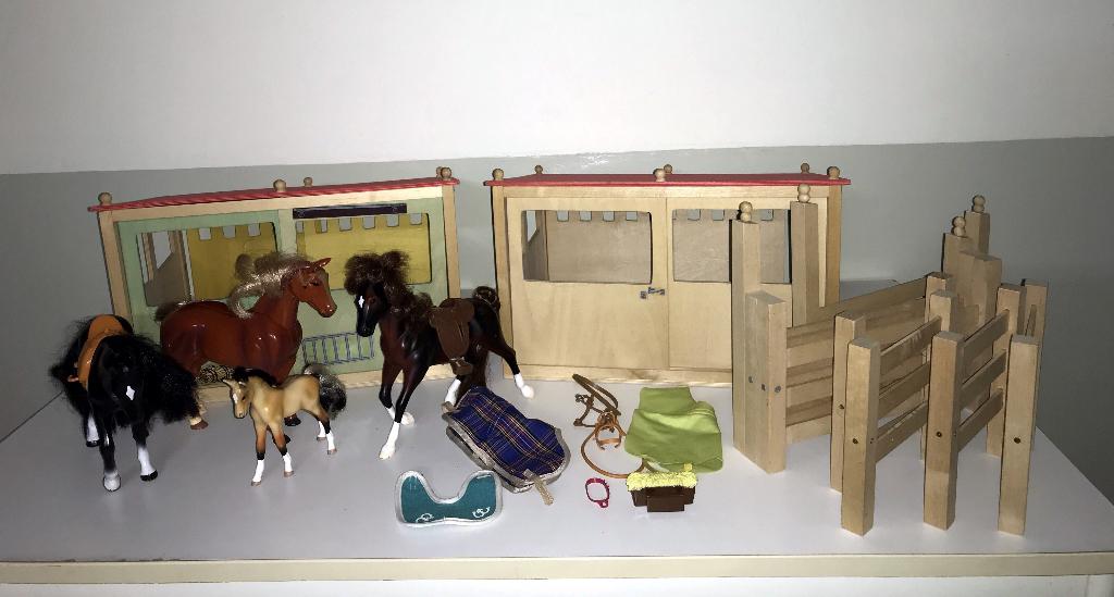 4 PAARDEN, 2 paardenstallen, veel accessoires, Ophalen of Verzenden, Zo goed als nieuw