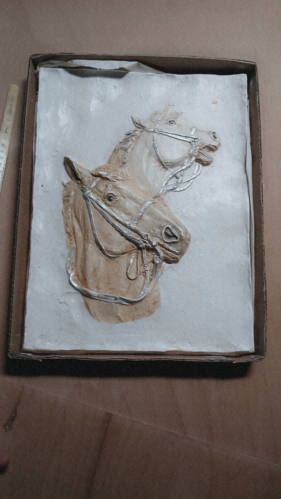 Tableau bas-relief vintage en plâtre – Duo de têtes de cheva, Enlèvement ou Envoi, Tableau, Signé