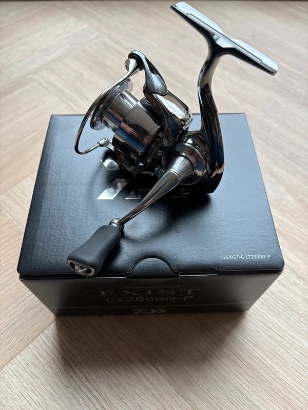 Daiwa 22 Exist LT2000D-P spinmolen nieuw, Enlèvement ou Envoi, Comme neuf, Moulinet