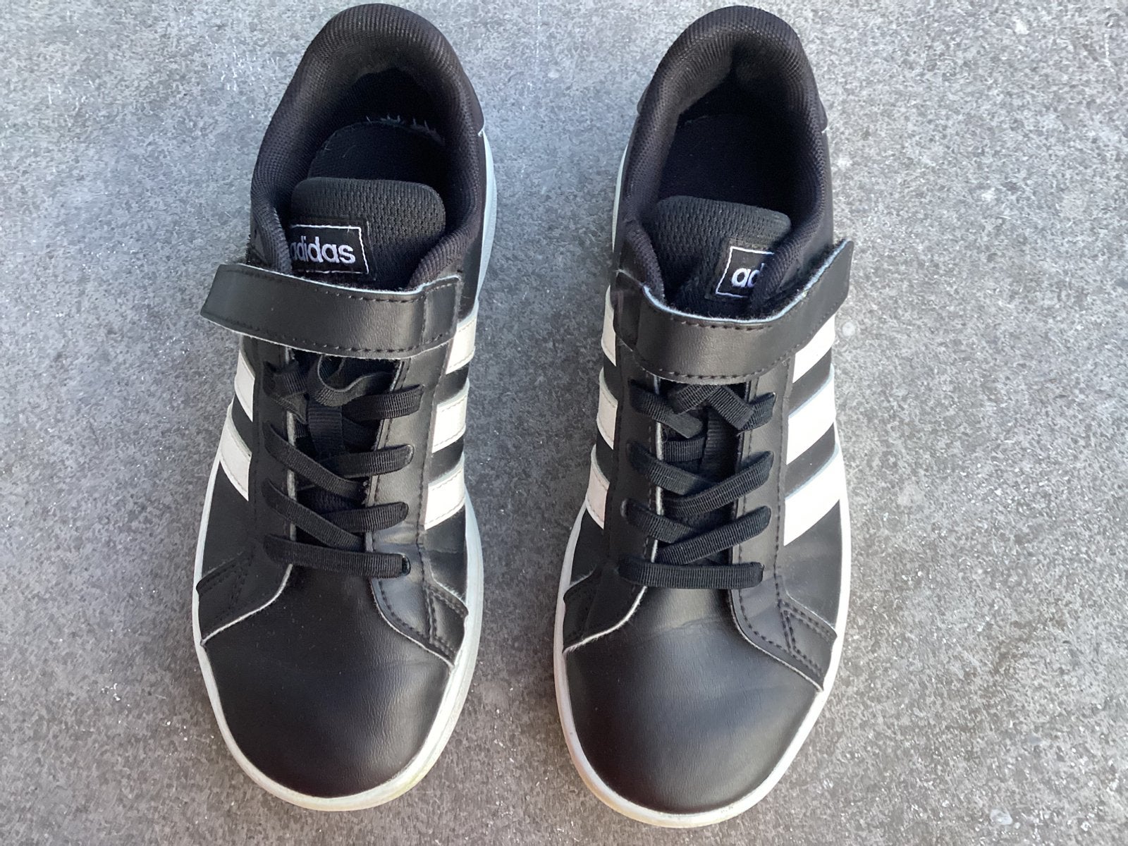 Adidas sloefen maat 33, Sport en Fitness, Voetbal, Ophalen of Verzenden, Zo goed als nieuw