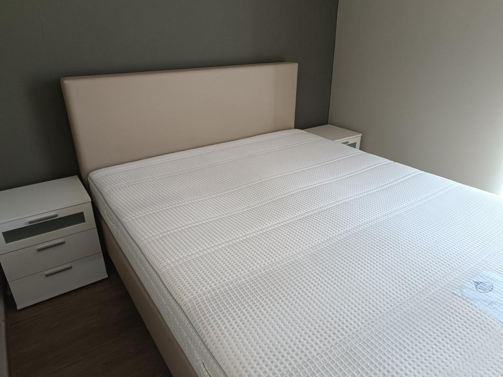 Kwalitatieve boxspring met matras in nieuwstaat, Huis en Inrichting, Ophalen