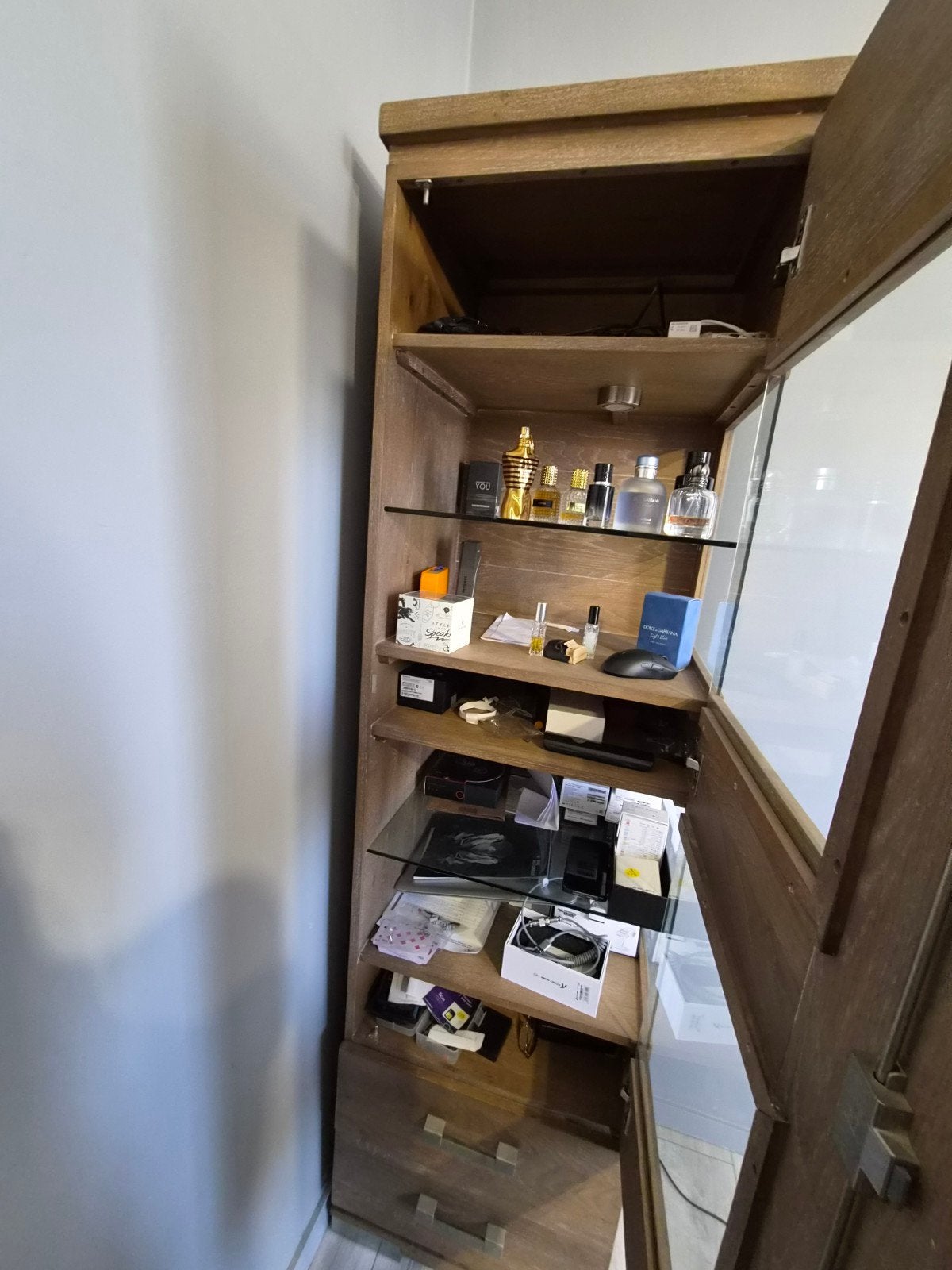 Mooie smalle houten vitrinekast, Ophalen