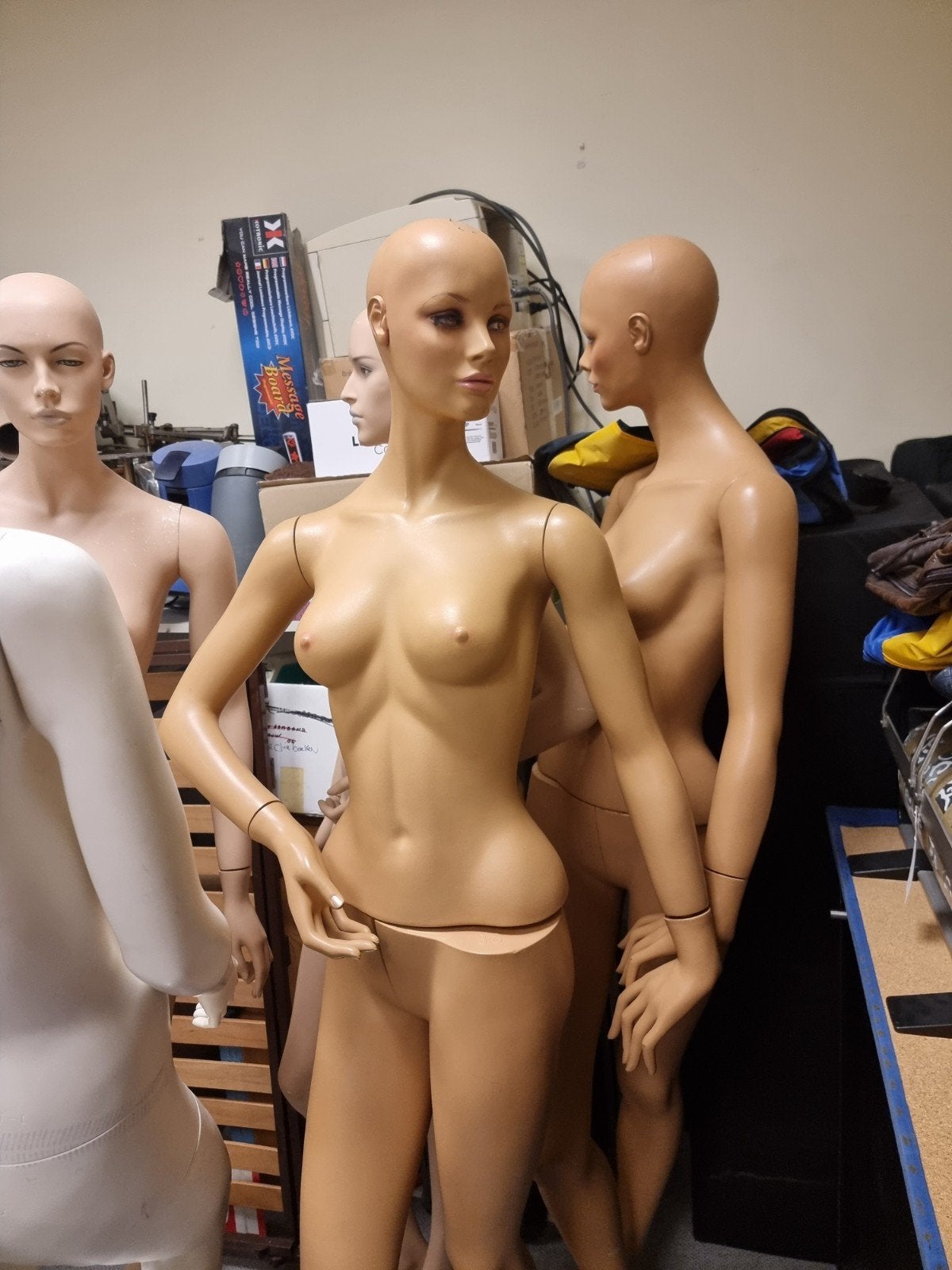 Etalagepoppen mannequins presentatie kleding, Ophalen