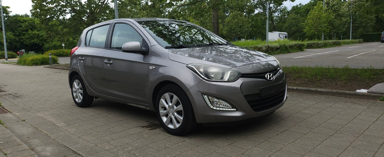 Hyundai i20 1.4 Benzine Automaat. 2013 Met 103.000 Km l., Stof, Parkeersensor, Bedrijf, Grijs