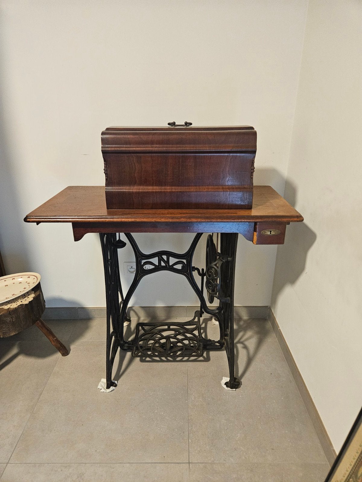 Antieke naaimachine, Antiek en Kunst, Ophalen
