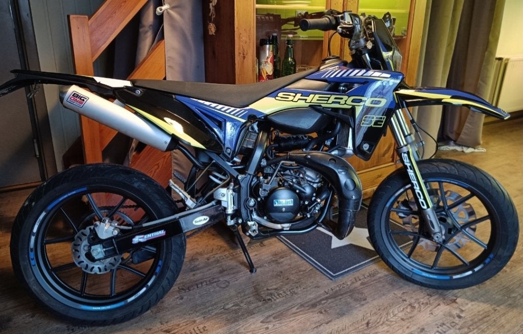 Sherco sm 50 r 2024 met slechts 4000km, Fietsen en Brommers, Brommers | Crossbrommers, 6 versnellingen, Zo goed als nieuw, 50 cc