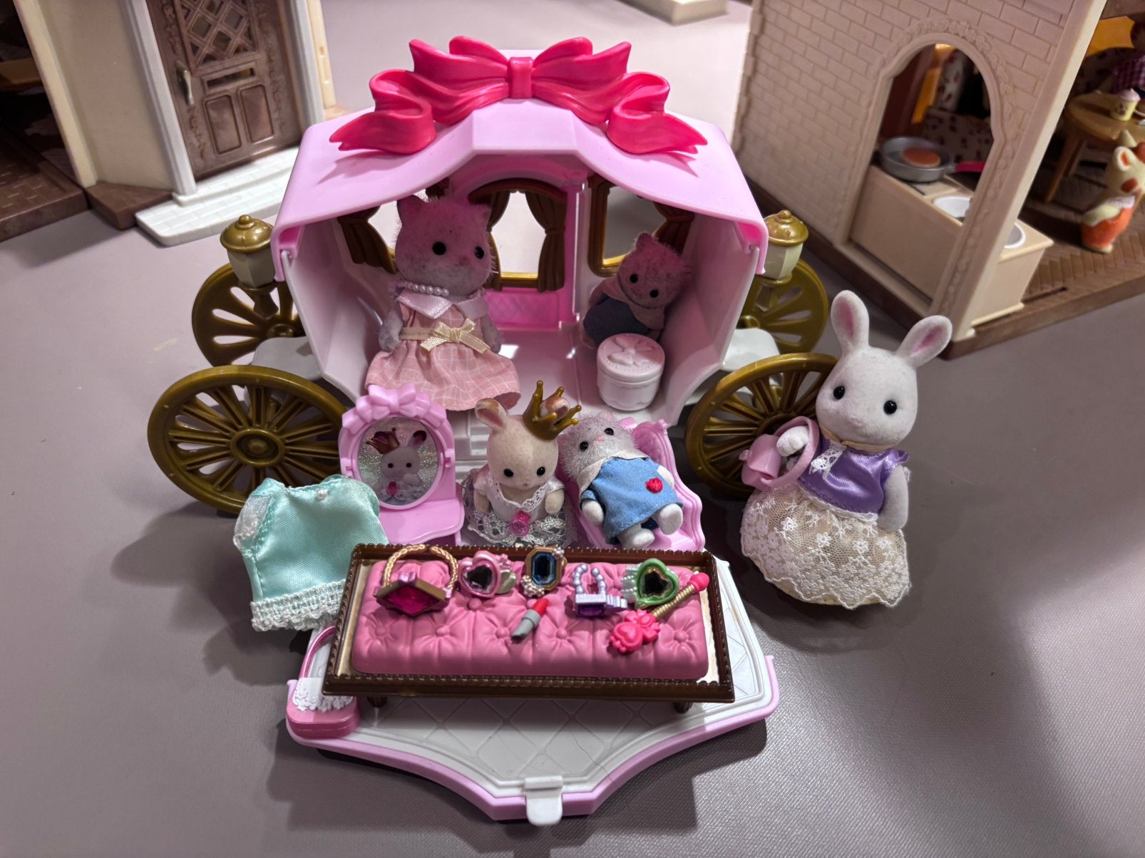 Sylvanian families koets met toebehoren en figuren, Ophalen, Zo goed als nieuw