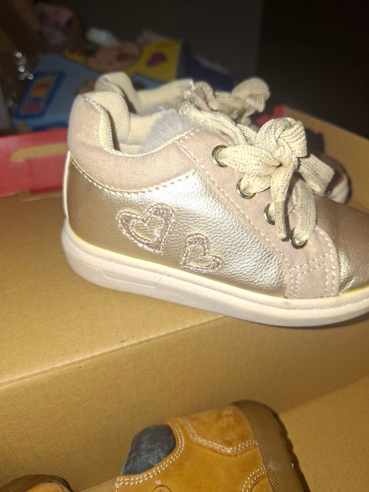 Zo goed als nieuw, lichtgoudkleurig met beige accenten,, Kinderen en Baby's, Babykleding | Schoentjes en Sokjes, Ophalen of Verzenden