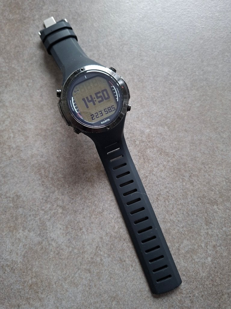 suunto D6i, Sports nautiques & Bateaux, Enlèvement ou Envoi, Utilisé, Ordinateur de plongée