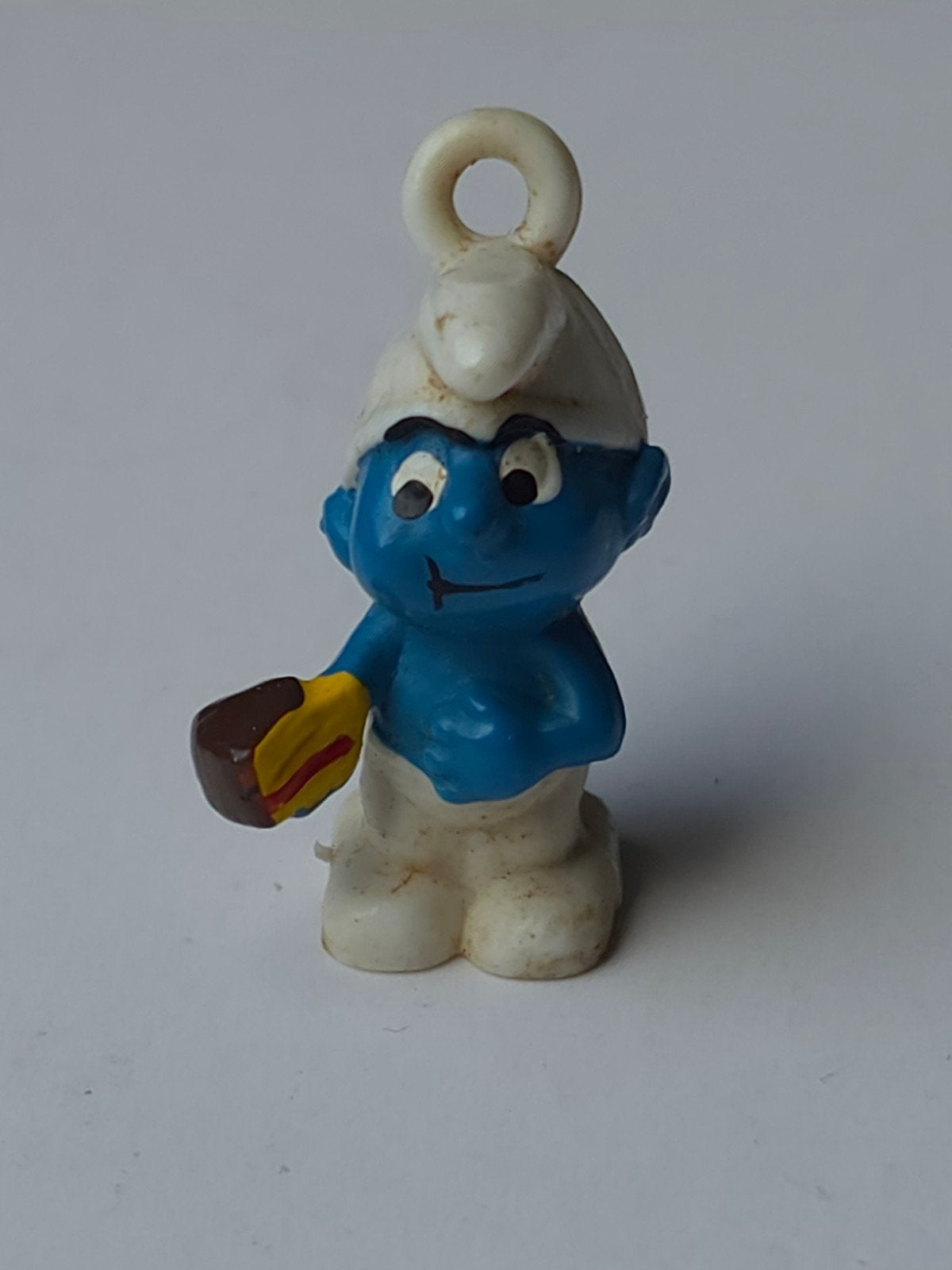 Ancienne mini figurine Schtroumpf avec part de gâteau, Collections, Schtroumpfs, Envoi, Utilisé, Schtroumpf Gourmand, Poupée, Figurine ou Peluche