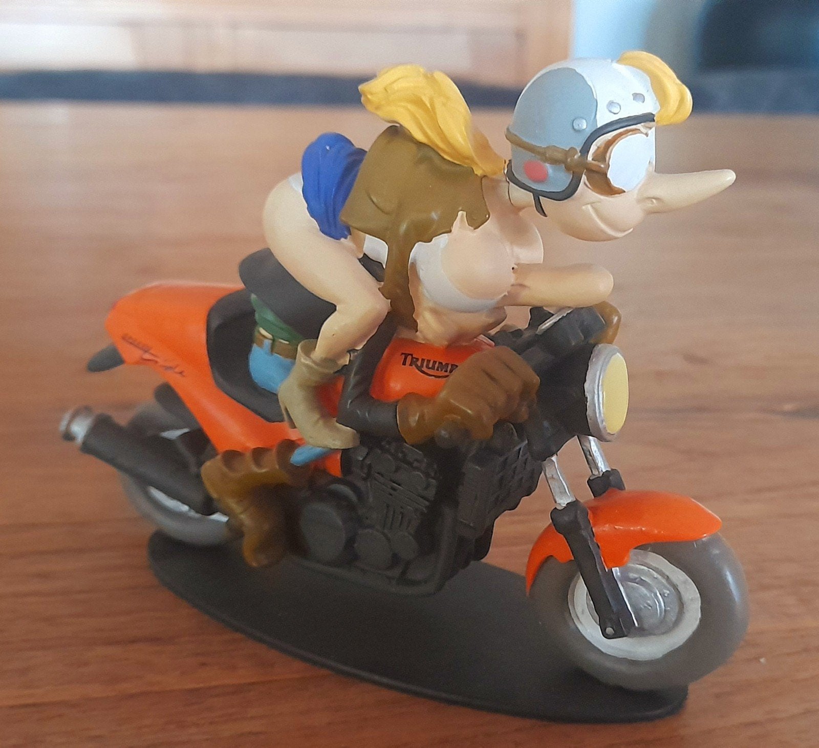 Figurine Joe Bar Team.  Helena Pafroix-Ozieu et J.Voirien, Enlèvement