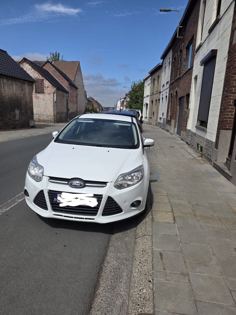 FORD FOCUS BLANCHE 2012, Auto's, Ford, Particulier, Focus, Diesel, Euro 5, Berline, 5 deurs, Handgeschakeld, Wit, Grijs, Stof
