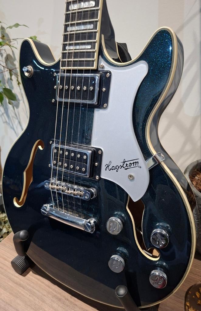 Hagstrom alvar - in nieuwe HagCase, Musique & Instruments, Instruments à corde | Guitares | Électriques, Enlèvement ou Envoi, Comme neuf
