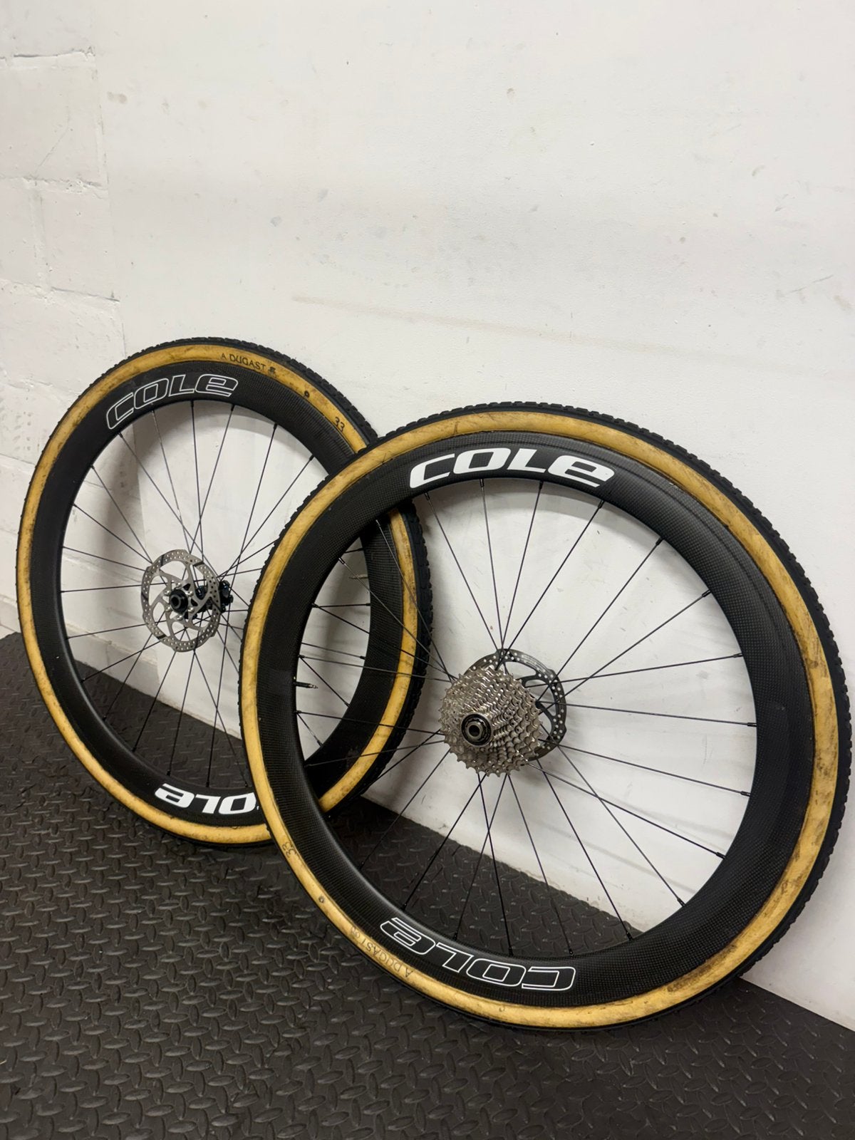 Cole wielen met dugast tube, Ophalen, Zo goed als nieuw