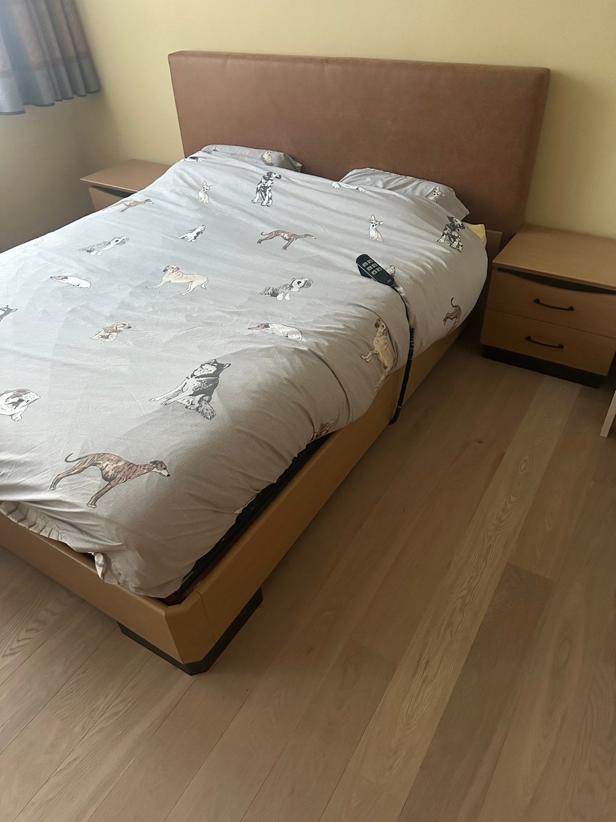 Bed 160 cm breed met elec lattenbodem en nachtkastjes, Enlèvement, Comme neuf, Deux personnes