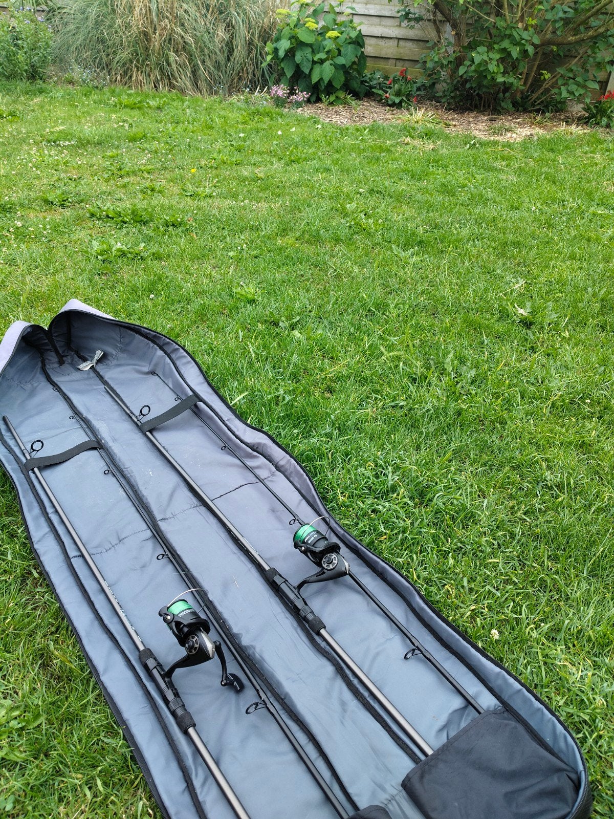 2karperhengels met molen en foudraal., Watersport en Boten, Hengelsport | Witvissen, Zo goed als nieuw, Complete set, Ophalen