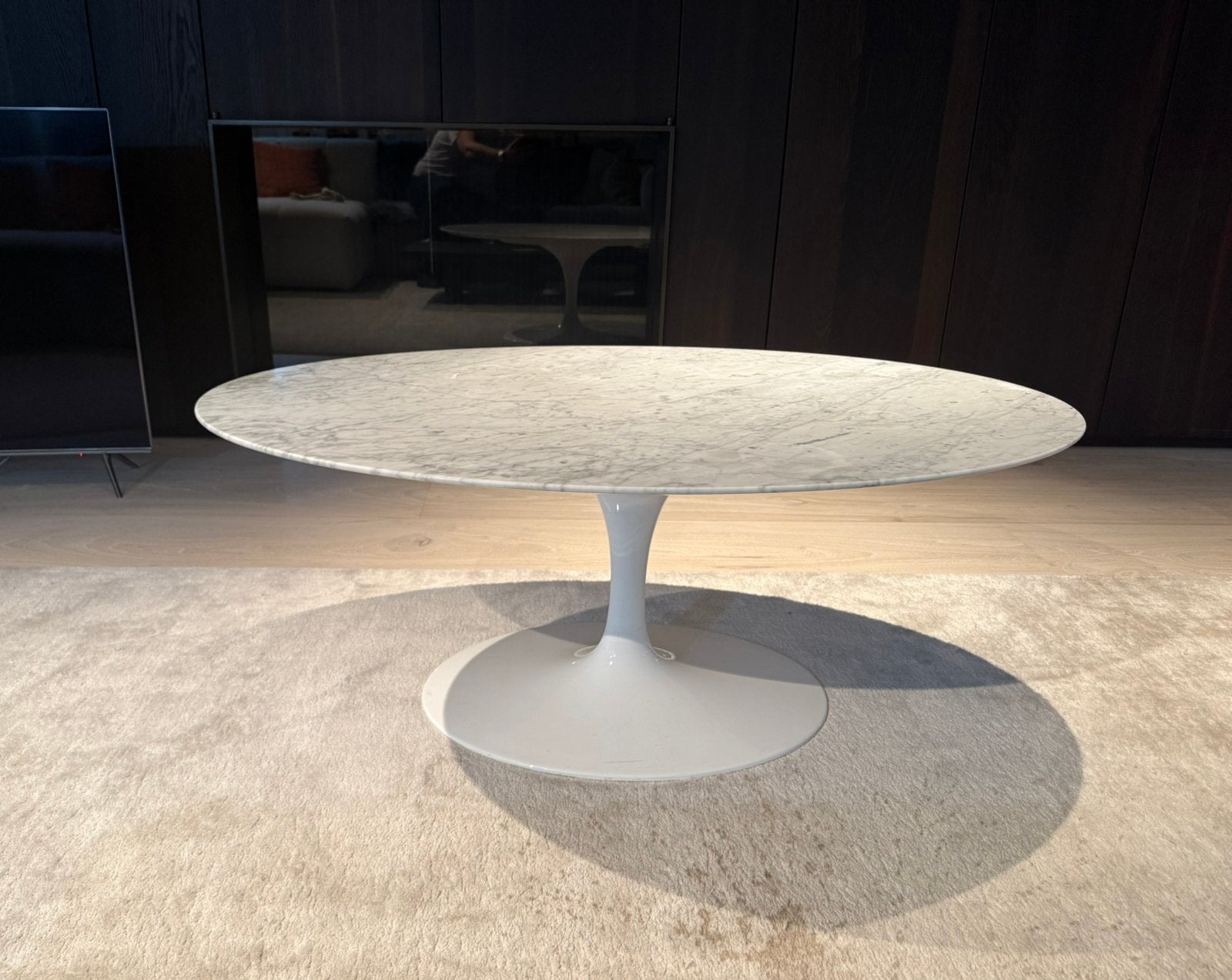 Saarinen-stijl salontafel in Carrara-marmer – 105  70 cm, Huis en Inrichting, Ophalen, Gebruikt