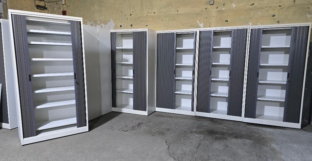Metalen kast met rolluikplank