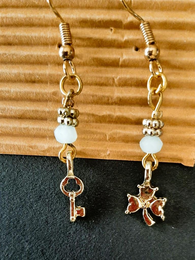 Te koop: Nieuw, Leuke kleine orrbelletjes, Bijoux, Sacs & Beauté, Boucles d'oreilles, Neuf, Gris, Enlèvement ou Envoi, Autres matériaux