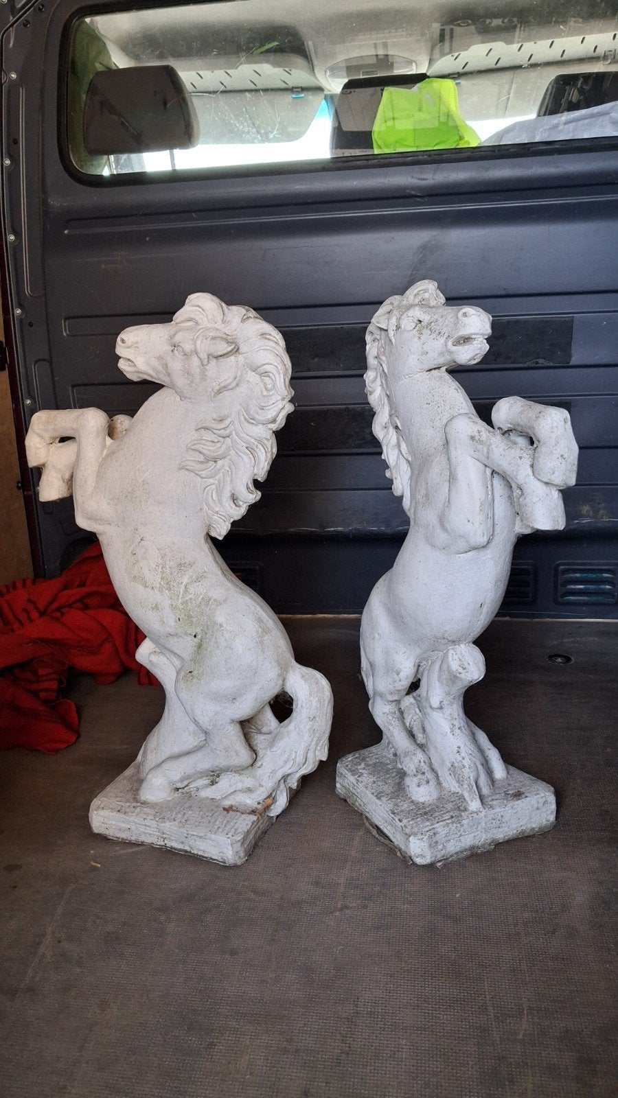Betonnen paardjes 80 cm., Ophalen