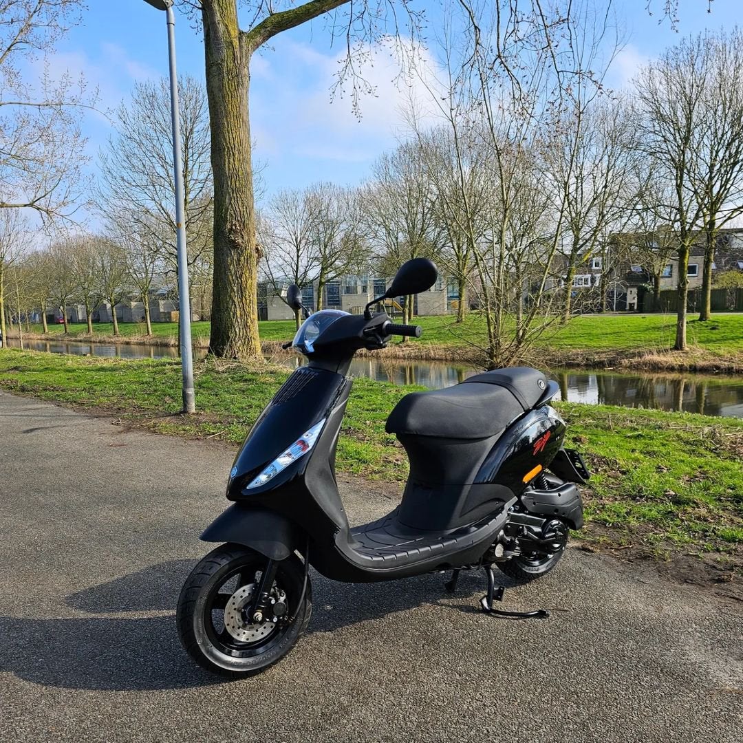 Ben opzoek naar 2t b klasse Piaggio zip 50cc., Fietsen en Brommers, Scooters | Piaggio, Ophalen, Zo goed als nieuw, Zip