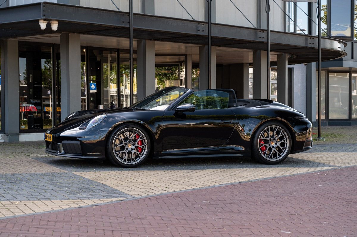 Porsche 911 Carrera GTS Cabriolet (bj 2024, automaat), Auto's, 4 zetels, Gebruikt, Cabriolet, Overige brandstoffen