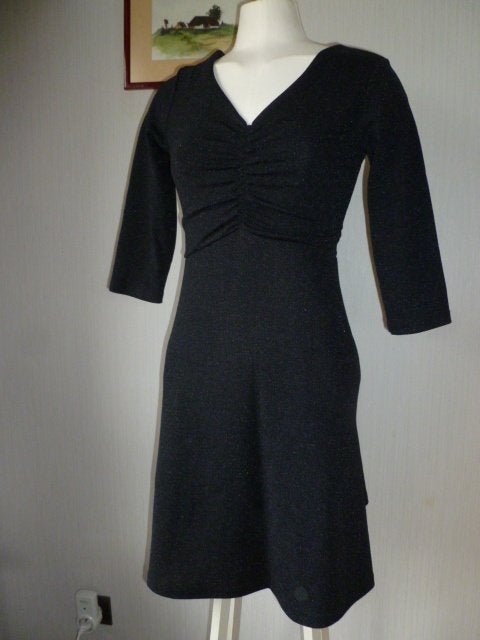 Dames jurk met lange mouwen, Medium . 6 euro stuk, Ophalen of Verzenden, Zo goed als nieuw