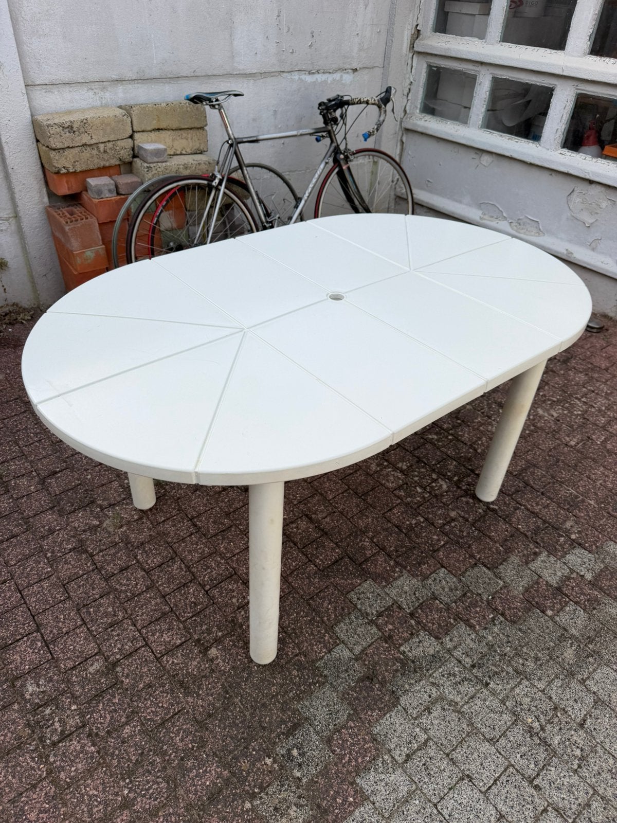 Stevige ovale tuintafel met 4 stoelen – witte tuinset, Ophalen, Zo goed als nieuw