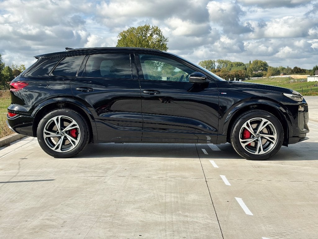 Audi Q6 e-tron - 2026 - 2427km - 100 kWh 55 Quattro S line *, Auto's, Dealer onderhouden, Alcantara, Zwart, 5 zetels