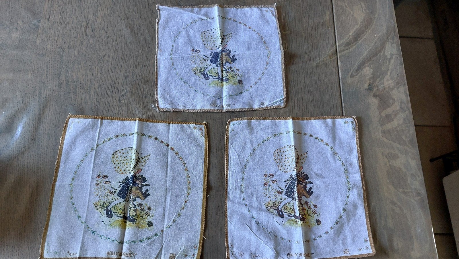 Ensemble de 3 mouchoirs Holly Hobbie
Bon état 
les couleurs