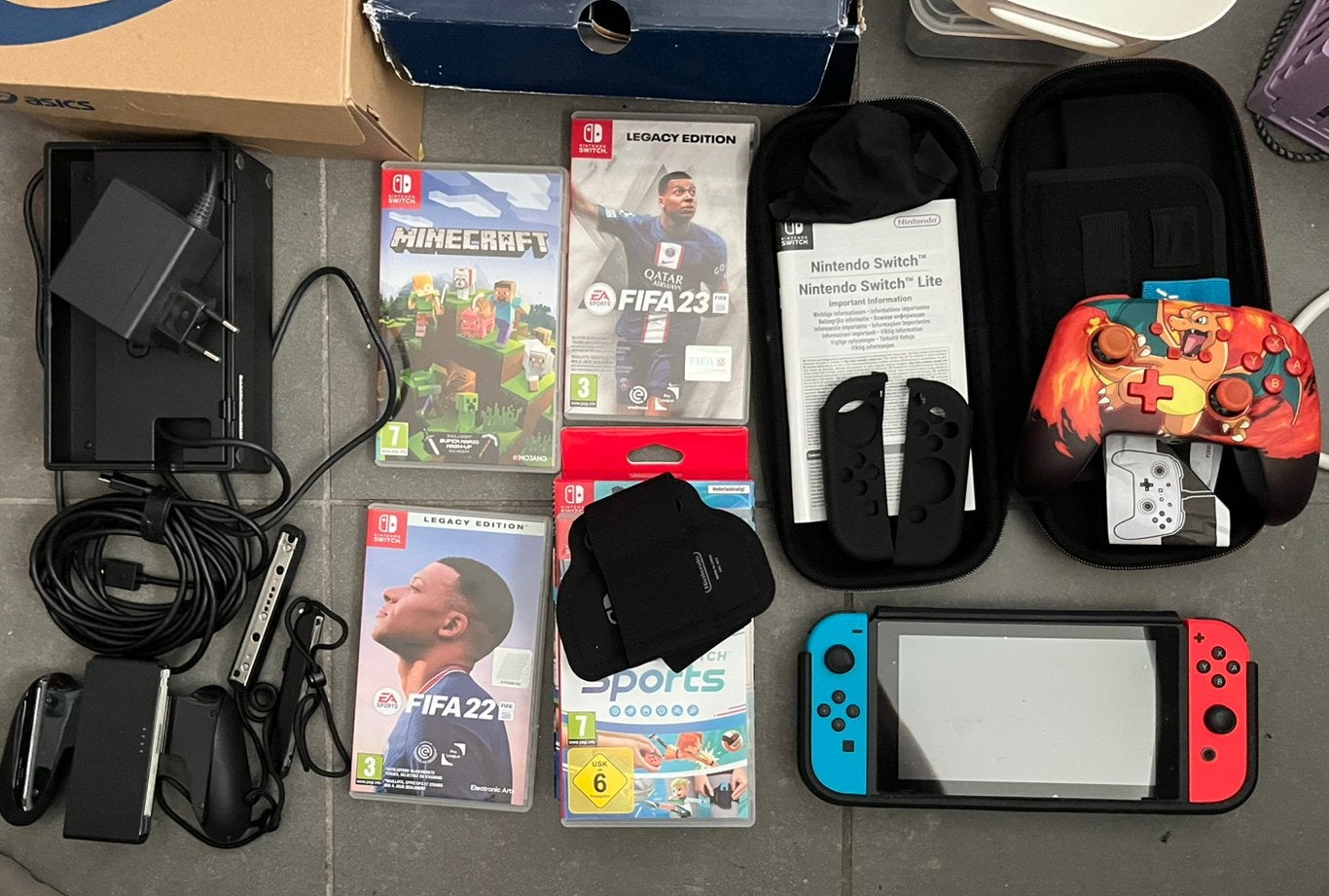 Switch met extra pokemon controler, 4 games, 2 goede hoezen, Games en Spelcomputers, Ophalen of Verzenden, Overige kleuren, Zo goed als nieuw