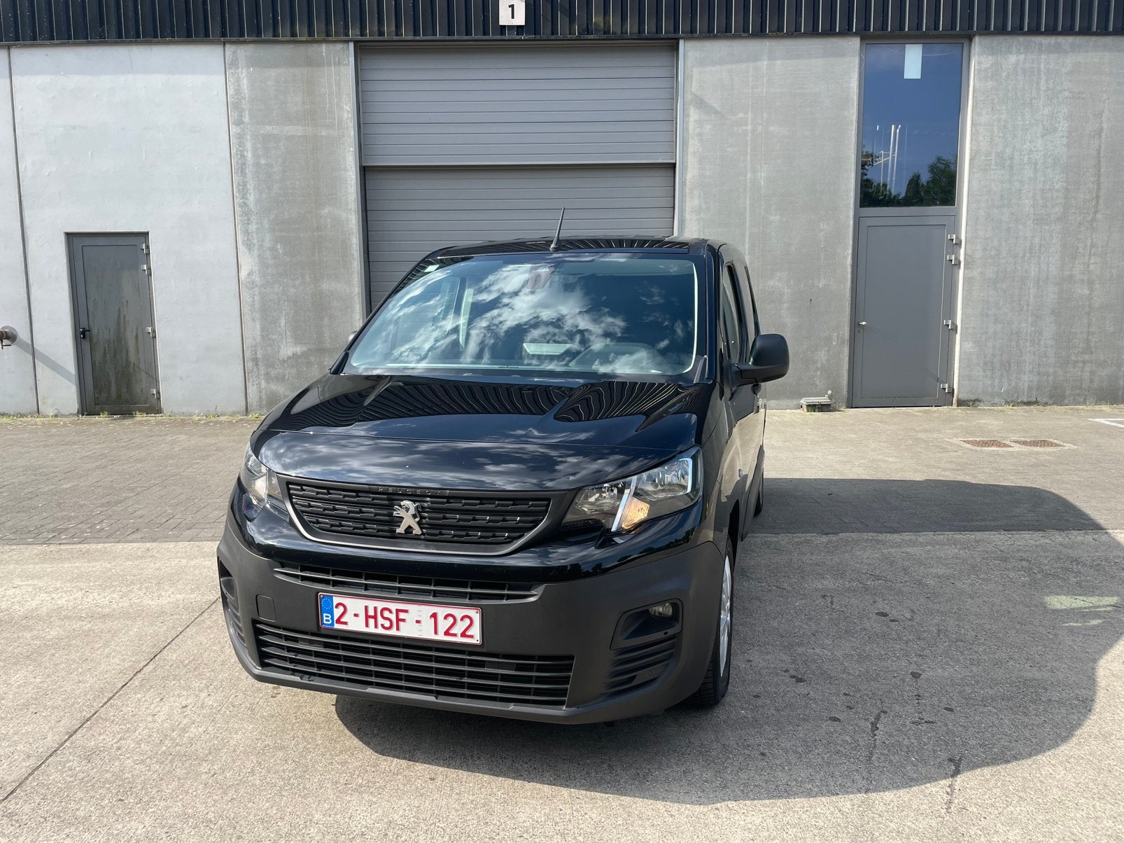 Peugeot Partner 1.5 BlueHDi L1 Heavy Asphalt S/S, Euro 6, Inductieladen voor smartphones, Zwart, 96 kW