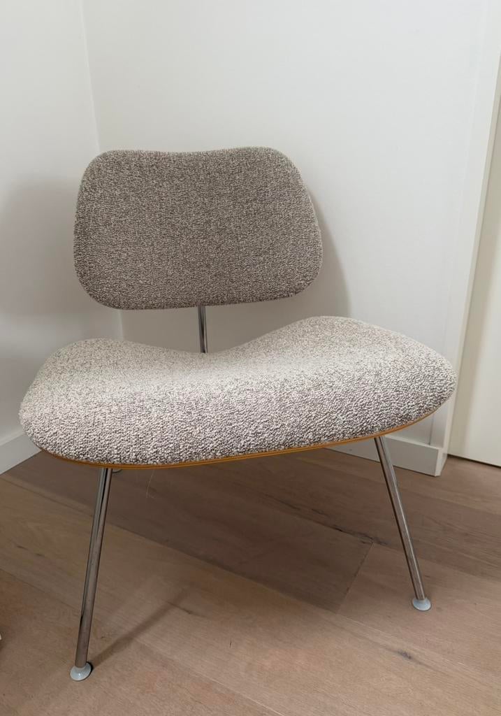 Eames LCM, Enlèvement, Comme neuf