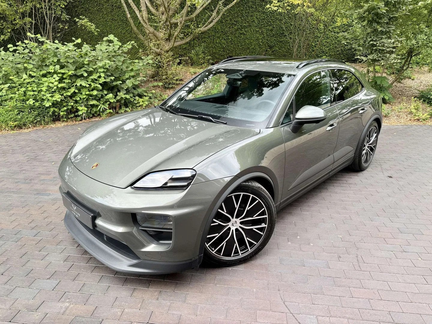 Porsche Macan 4/100 kWh/Aventurine Green/BOSE/Pano/Surround/, Auto's, Porsche, Automaat, Gebruikt, 408 pk, Leder