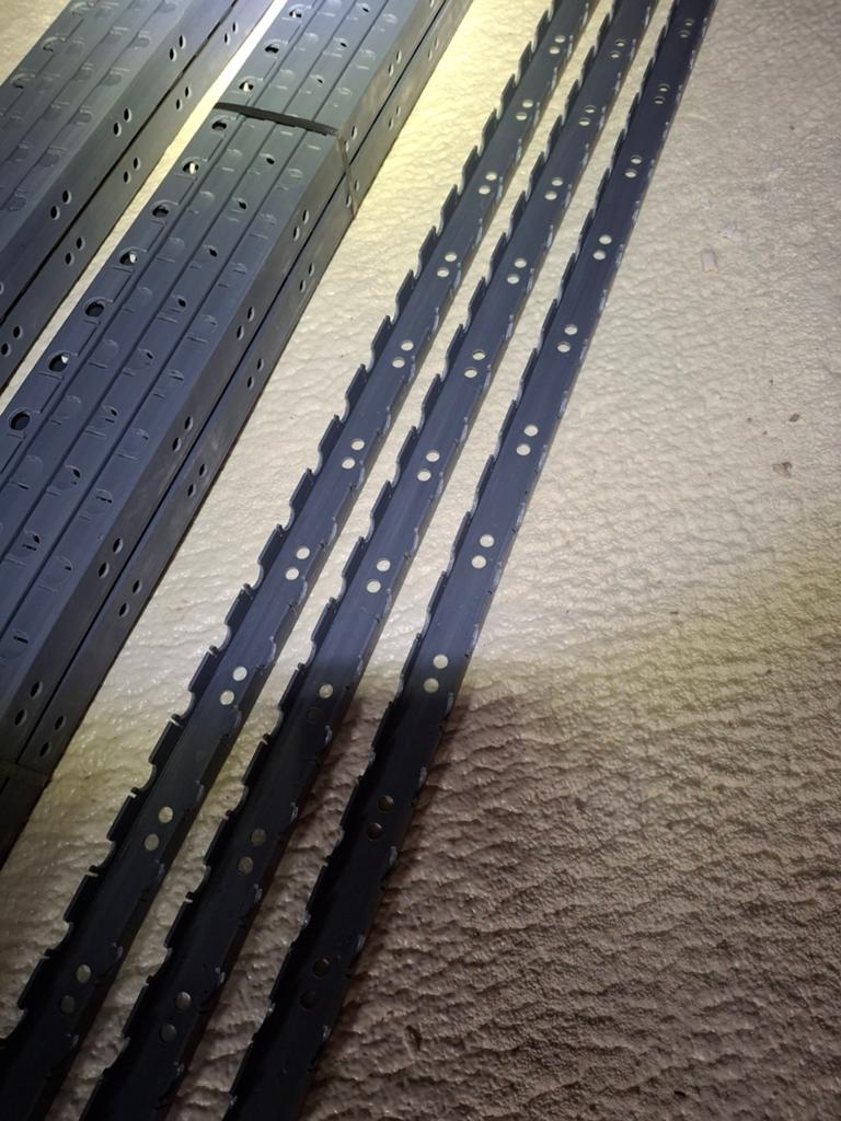 Système de lamelles profilées 18/2 mm 
2 mètres de longueur, Enlèvement