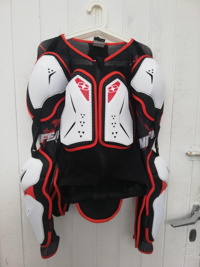 Gilet avec protections complètes, Motos, Vêtements | Vêtements de moto, Enlèvement, Seconde main