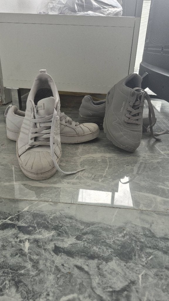 Adidas sneakers superstar en skechers samen 20 euro, Ophalen