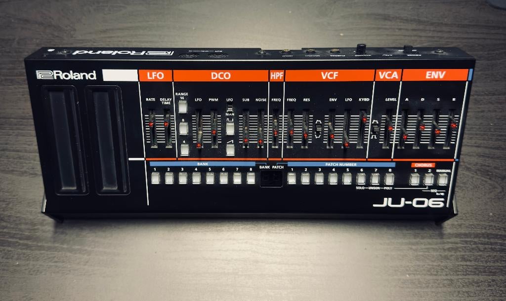 Roland JU-06, Musique & Instruments, Claviers, Comme neuf, Autres nombres, Roland, Avec pied, Connexion MIDI, Enlèvement ou Envoi