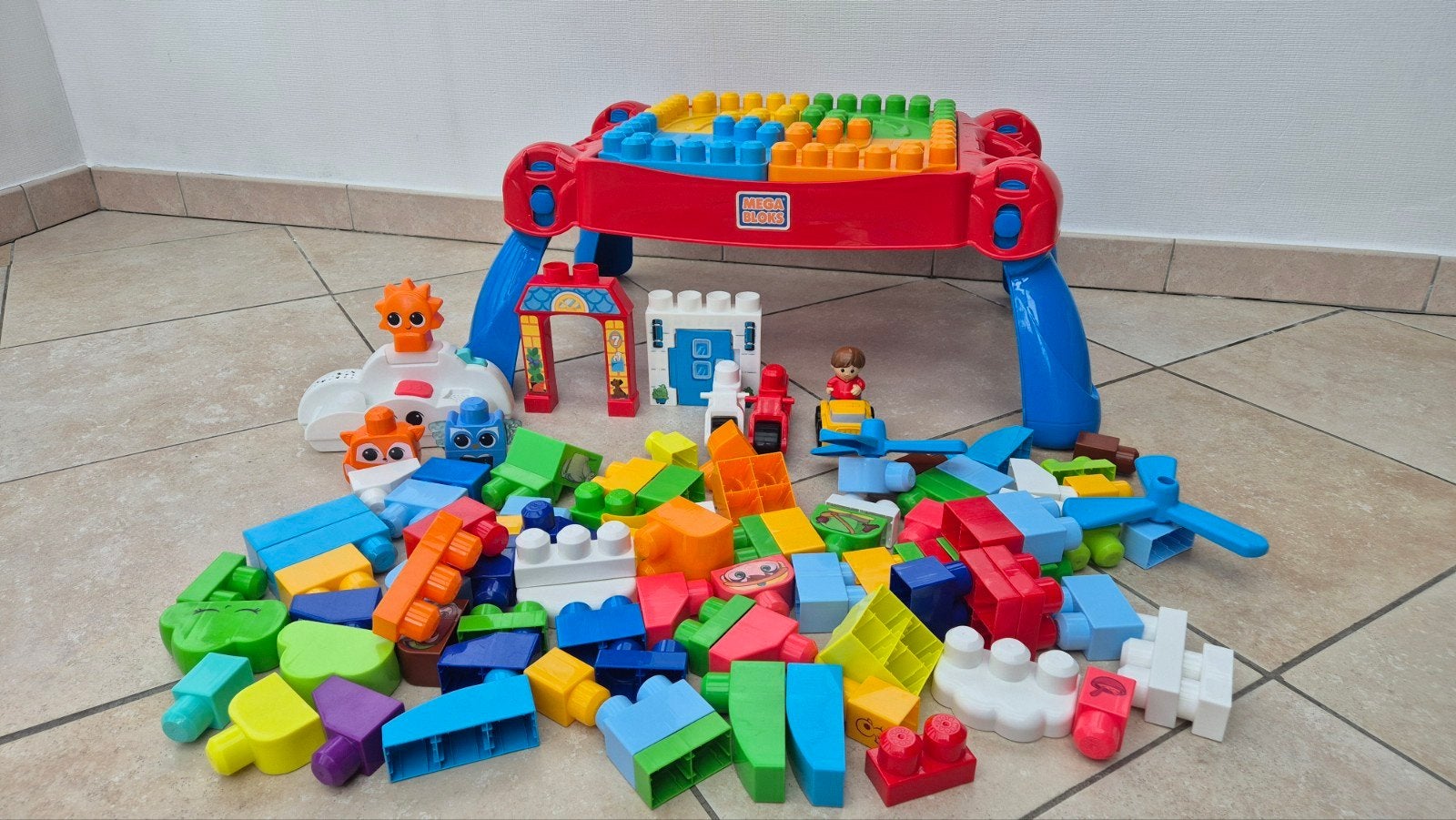 Megablocks - oa. Speeltafel + blokken, Enfants & Bébés, Jouets | Blocs de construction, Enlèvement, Comme neuf, Megabloks