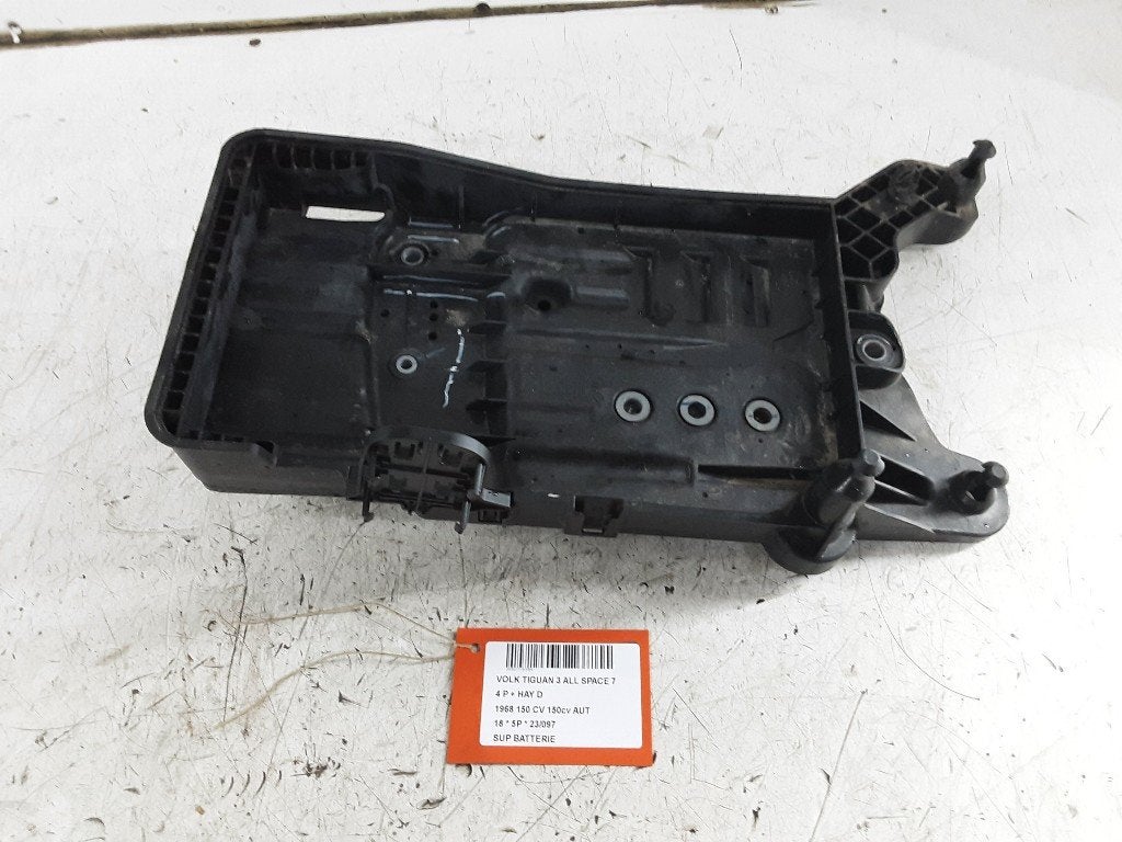 SUPPORT DE BATTERIE Tiguan Allspace (BW2) (5QF915321C), Volkswagen, Mevr. I. Hauben, Utilisé, Rue de l'Espoir 34 34
4030  GRIVEGNÉE, BE