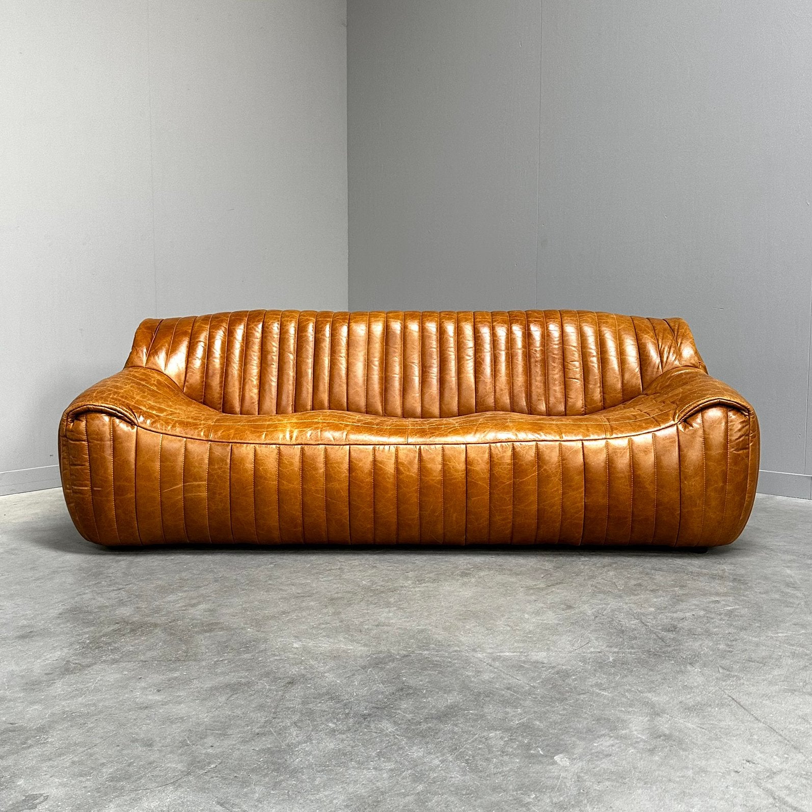 Kare design zetel sofa bank leer vintage design cognac, Huis en Inrichting, Ophalen, Gebruikt, Mid century modern vintage design