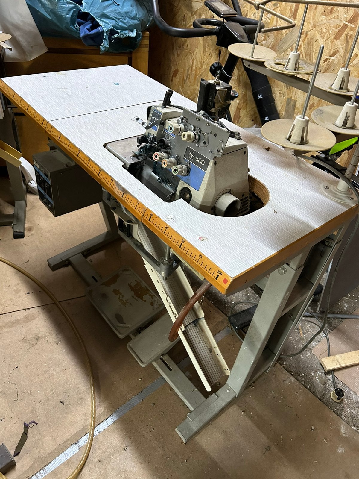 Brother MA4-B661 5 draad overlock machine 220 V, Ophalen of Verzenden, Zo goed als nieuw, Brother