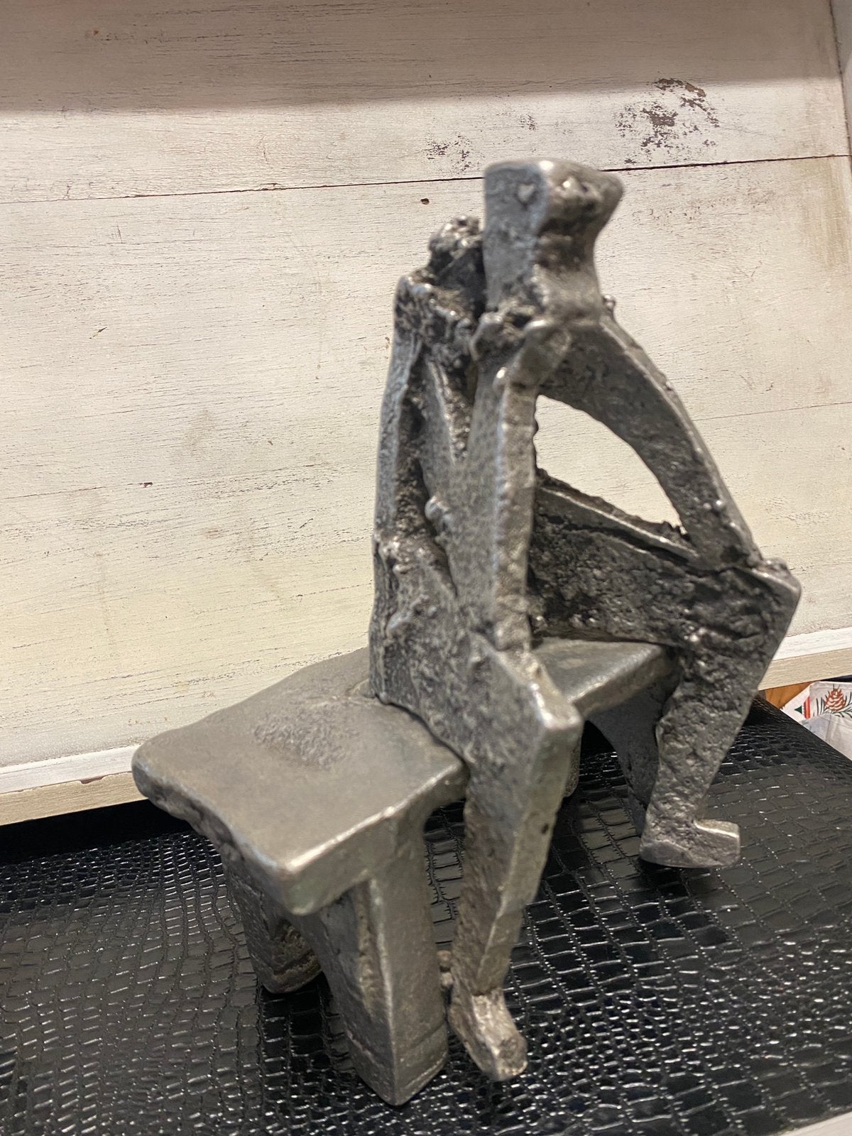 Metalen kunstbeeld, Ophalen