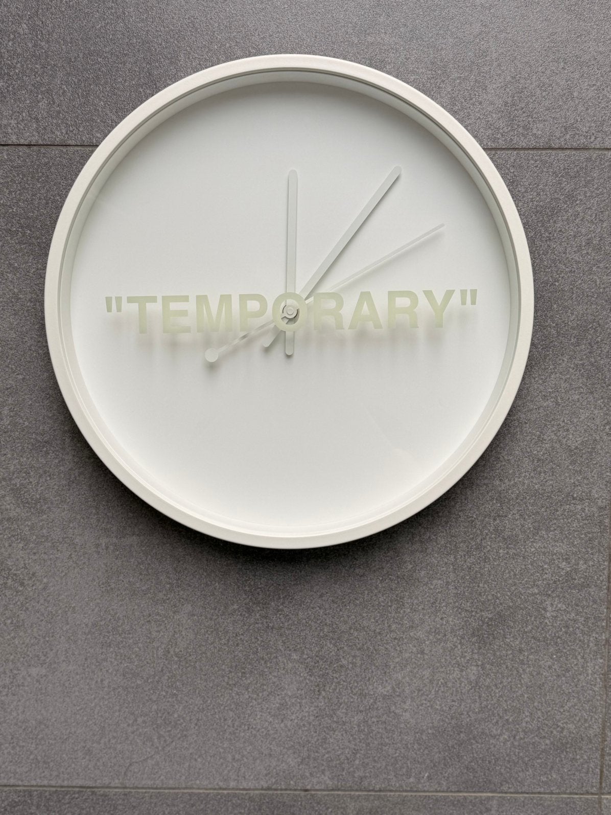 Virgil Abloh x IKEA MARKERAD wandklok, Antiquités & Art, Enlèvement ou Envoi, Décoration murale, Blanc, Plastique