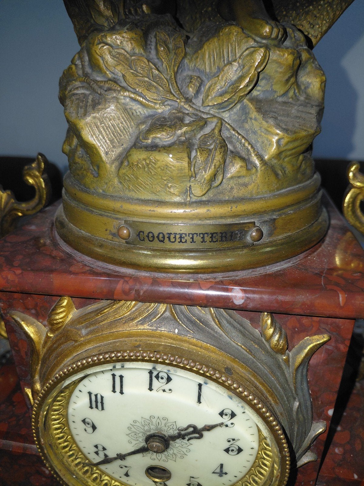 Dit object is een antieke Franse 19e-eeuwse schouwgarnituur, Antiek en Kunst, Antiek | Klokken, Ophalen of Verzenden