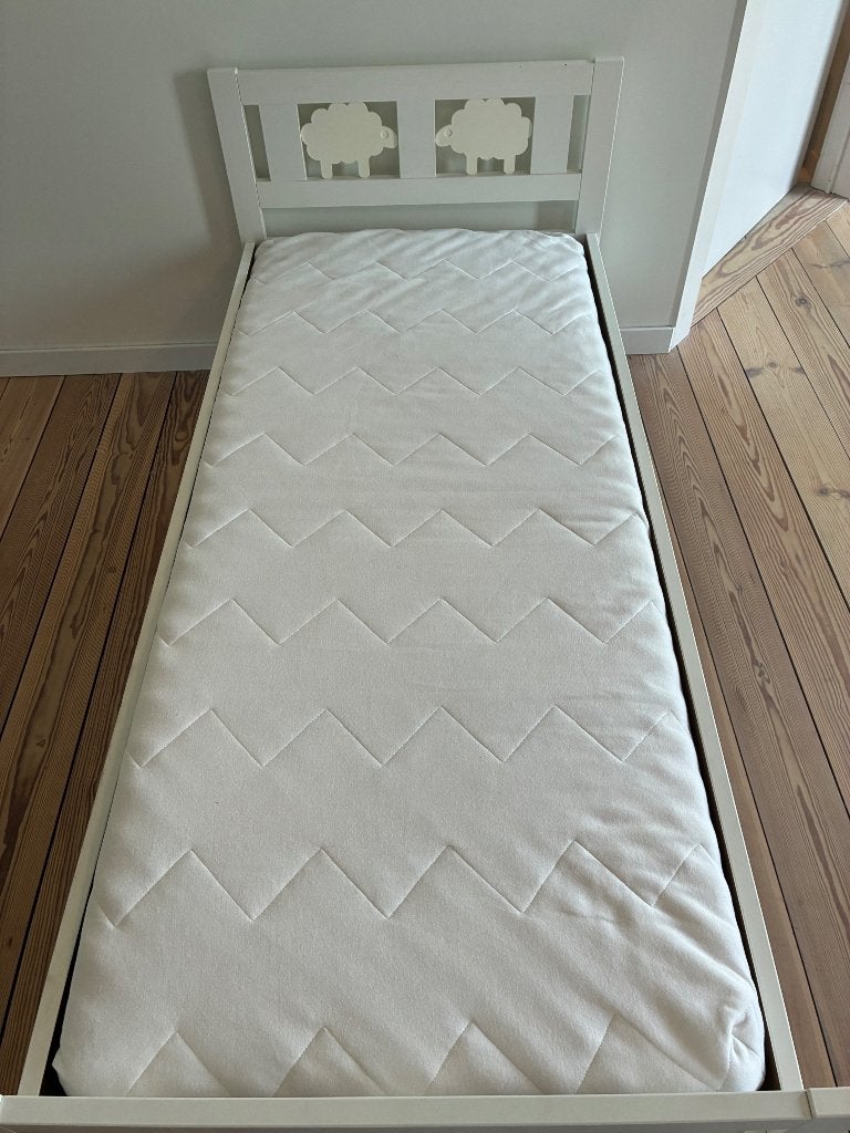 Peuterbed IKEA incl. matrasbeschermer, hoeslakens, zijsteun, Gebruikt, 70 tot 85 cm, 140 tot 160 cm, Ophalen