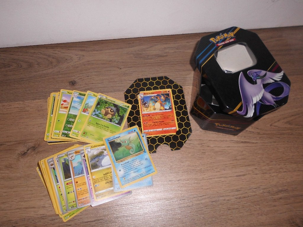 Pokebox Pokemon metalen doos met 51 kaarten, Hobby en Vrije tijd, Ophalen of Verzenden
