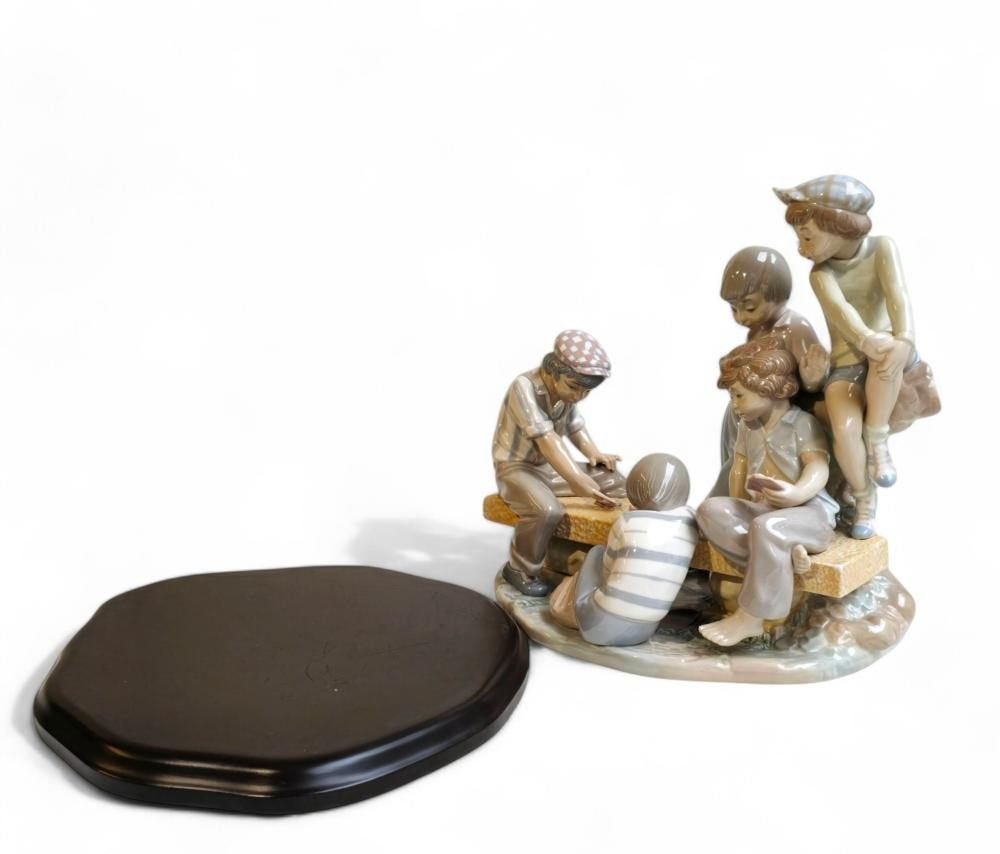 NAO (Lladro) groot beeld porselein ' Boys Playing Cards ", Verzamelen, Ophalen, Nieuw, Mens