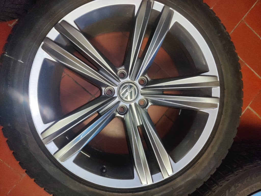 Jantes VW Alu 19 pouces (pneus PIRELLI hiver fin de vie), Autos : Pièces & Accessoires, Pneus et Jantes, Pneus hiver, 255 mm, Véhicule de tourisme