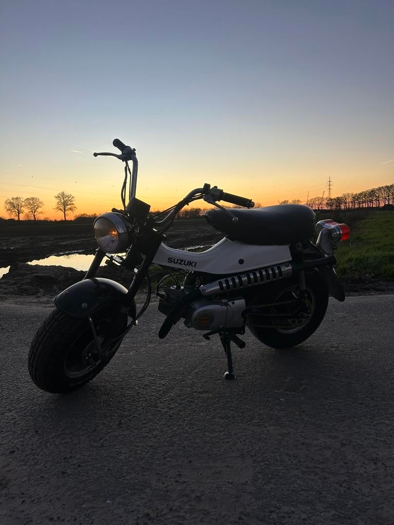 Suzuki RV 50, Fietsen en Brommers, Brommers | Oldtimers, Klasse B (45 km/u), Ophalen, Overige merken, 4 versnellingen